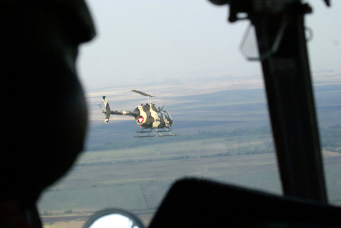 Az első közös kötelék repülés a Mi-17-es helikpoter fedélzetéről (fotó:  MH 86. Szolnok Helikopter Bázis)